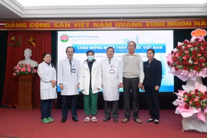Hai người bệnh được ghép phổi thành công chúc mừng và tri ân Nhân dịp Ngày thầy thuốc Việt Nam.