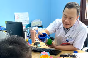 Thạc sĩ, bác sĩ Nguyễn Minh Quyết khám cho trẻ tự kỷ. (Ảnh: TH)