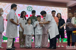 Phó Giáo sư, Tiến sĩ Đào Xuân Cơ chúc mừng các bệnh nhân xuất viện chiều 22/9.