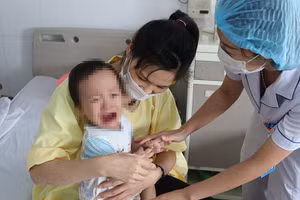 Bệnh nhi mắc cúm nằm điều trị tại Bệnh viện Thanh Nhàn. 