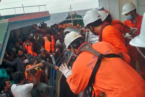 303 công dân Sri Lanka được đưa về bờ.