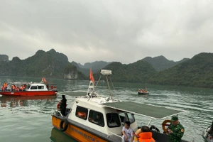 Đã tìm thấy thi thể thứ 4, lực lượng tìm kiếm cứu nạn đang tiến hành đưa lên tàu.