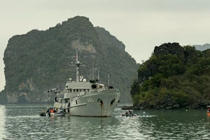 Tàu khảo sát 885 của Hải quân đang tiến hành trục vớt xác máy bay.