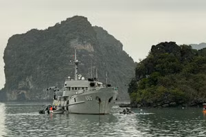 Tàu khảo sát 885 của Hải quân đang tiến hành trục vớt xác máy bay.