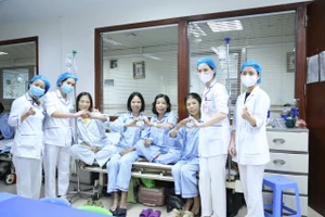 Các nữ điều dưỡng của Viện Huyết học-Truyền máu Trung ương và người bệnh tan máu bẩm sinh.