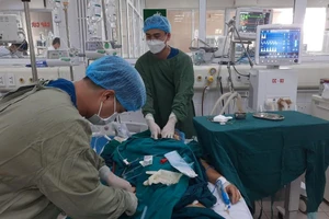 Bác sĩ Phạm Văn Phúc can thiệp ECMO cho bệnh nhân. 