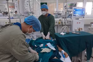 Bác sĩ Phạm Văn Phúc can thiệp ECMO cho bệnh nhân. 