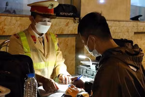 Lực lượng Cảnh sát giao thông lập biên bản trường hợp lái xe vi phạm nồng độ cồn.