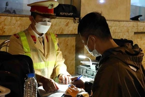 Lực lượng Cảnh sát giao thông lập biên bản trường hợp lái xe vi phạm nồng độ cồn.