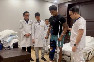 Cầu thủ Nguyễn Xuân Son đang tập đi.