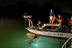 Lặn tìm nạn nhân tại vị trí xác định máy bay rơi.