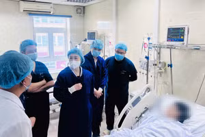 Bộ trưởng Y tế Đào Hồng Lan thăm hỏi nạn nhân vụ cháy đang nằm điều trị tại Bệnh viện E.