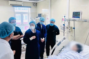 Bộ trưởng Y tế Đào Hồng Lan thăm hỏi nạn nhân vụ cháy đang nằm điều trị tại Bệnh viện E.