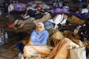 Người dân nghỉ tạm bên ngoài một quảng trường do lo ngại dư chấn sau trận động đất tại Marrakesh, Maroc, ngày 9/9/2023. (Ảnh: AFP/TTXVN)