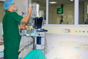 Bệnh nhân đang nằm điều trị tại Bệnh viện Bệnh nhiệt đới Trung ương.