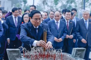 Thủ tướng Phạm Minh Chính dâng hương tri ân các Anh hùng, liệt sĩ tại Đền thờ Liệt sĩ tại Chiến trường Điện Biên Phủ.