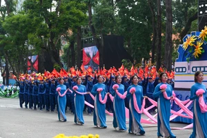 Khối Công nhân tham gia lễ diễu binh, diễu hành.