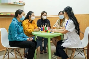 Cán bộ y tế đóng vai trò rất quan trọng trong hỗ trợ tâm lý cho cha mẹ có con mắc hội chứng tự kỷ. (Ảnh: BVCC)