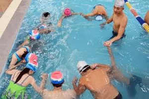 Một lớp dạy kỹ năng bơi và phòng, chống đuối nước cho trẻ em tại quận Hai Bà Trưng, Hà Nội. (Ảnh: THU HÀ)