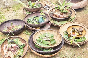 Hạt giống được gói lại chia cho các gia đình về trộn chung với hạt giống của gia đình và đem đi trỉa đại trà trên rẫy.