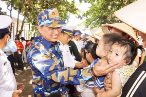 Đồng chí Nguyễn Hải Ninh (bên trái) thăm huyện đảo Trường Sa tháng 4/2022. Nguồn: Báo Khánh Hòa