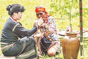 Lễ cúng và đeo vòng đồng cho bà mẹ mang thai của người Ê Đê. (Ảnh BẢO TÀNG ĐẮK LẮK)