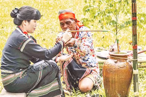 Lễ cúng và đeo vòng đồng cho bà mẹ mang thai của người Ê Đê. (Ảnh BẢO TÀNG ĐẮK LẮK)