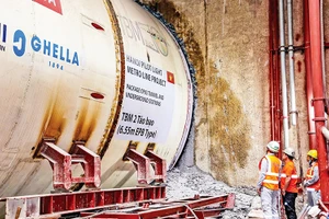 Máy đào TBM thứ 2 mang tên “Táo bạo” khoan những mét hầm đầu tiên.