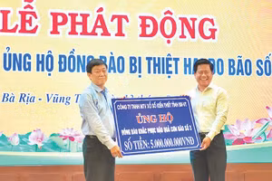 Ông Dương Minh Tú, Giám đốc Công ty TNHH MTV Xổ số kiến thiết tỉnh Bà Rịa - Vũng Tàu đại diện công ty trao 5 tỷ đồng ủng hộ đồng bào bị ảnh hưởng bởi cơn bão số 3.