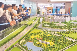 Các nhà đầu tư tìm hiểu bất động sản tại sàn giao dịch. Ảnh : Đức Anh