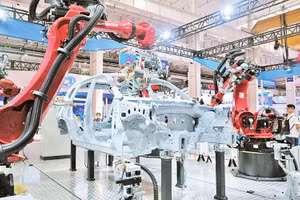 Một thương hiệu robot lắp ráp ô-tô của Trung Quốc tại Hội chợ robot thế giới năm 2023.