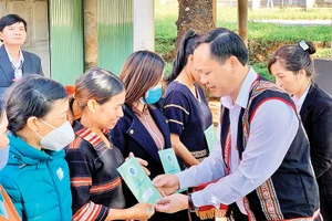 Trao sổ BHXH, thẻ BHYT đến bà con xã Biển Hồ (thành phố Pleiku, tỉnh Gia Lai). Ảnh: Như Nguyện