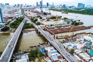 Cảng Nhà Rồng-Khánh Hội nhìn từ đường Nguyễn Tất Thành (Quận 4). (Ảnh MINH TÚ)