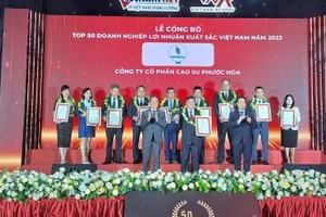Ông Nguyễn Văn Tược – Bí thư Đảng ủy, Tổng Giám đốc Công ty Cổ phần Cao-su Phước Hòa nhận vinh danh Top 50 Doanh nghiệp Lợi nhuận Xuất sắc Việt Nam.