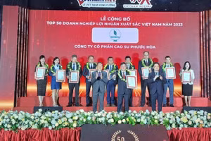 Ông Nguyễn Văn Tược – Bí thư Đảng ủy, Tổng Giám đốc Công ty Cổ phần Cao-su Phước Hòa nhận vinh danh Top 50 Doanh nghiệp Lợi nhuận Xuất sắc Việt Nam.