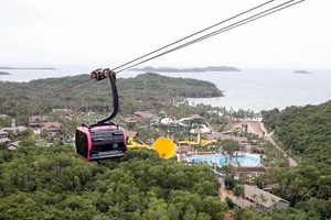 Cáp treo phục vụ khách du lịch tham quan Phú Quốc, tỉnh Kiên Giang. (Ảnh DUY ĐĂNG)