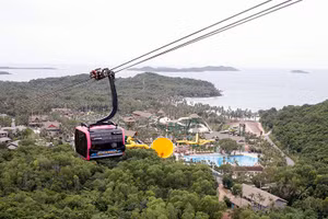 Cáp treo phục vụ khách du lịch tham quan Phú Quốc, tỉnh Kiên Giang. (Ảnh DUY ĐĂNG)