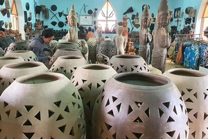 Sản phẩm gốm mỹ nghệ làng Bàu Trúc trưng bày phục vụ du khách tham quan.
