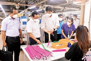 Bí thư Tỉnh ủy Long An Nguyễn Văn Được (thứ hai, từ trái sang) kiểm tra tình hình phục hồi sản xuất tại Công ty TNHH Túi xách Simone Việt Nam (huyện Cần Giuộc, Long An).Ảnh: BÙI GIANG