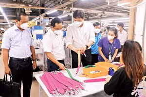 Bí thư Tỉnh ủy Long An Nguyễn Văn Được (thứ hai, từ trái sang) kiểm tra tình hình phục hồi sản xuất tại Công ty TNHH Túi xách Simone Việt Nam (huyện Cần Giuộc, Long An).Ảnh: BÙI GIANG