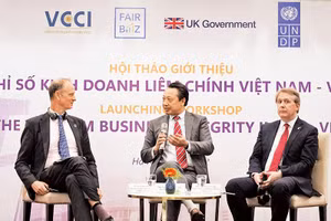 Ông Nguyễn Quang Vinh, Phó Chủ tịch điều hành Liên đoàn Thương mại và Công nghiệp Việt Nam (ở giữa) nhấn mạnh, để xây dựng văn hóa liêm chính, cần sự cam kết của người đứng đầu doanh nghiệp.