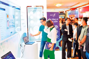 Khách hàng trải nghiệm công nghệ AI của FPT tại Ngày hội Trí tuệ nhân tạo Việt Nam năm 2022.Ảnh: Lê Thủy