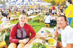 Du khách trải nghiệm tại “Lễ hội Văn hóa ẩm thực, món ngon Saigontourist Group 2023”. (Ảnh: Nhật Xuân)