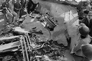 Xác máy bay B-52 bị bắn rơi ngày 27/12/1972 trên phố Hoàng Hoa Thám, Hà Nội. (Ảnh TTXVN)