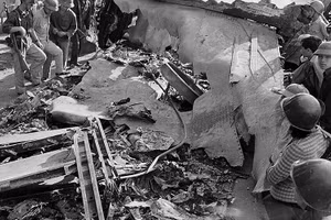 Xác máy bay B-52 bị bắn rơi ngày 27/12/1972 trên phố Hoàng Hoa Thám, Hà Nội. (Ảnh TTXVN)