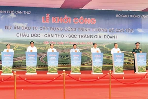 Lãnh đạo thành phố Cần Thơ và các bộ, ngành phát lệnh khởi công đường cao tốc thành phần 2 Cần Thơ.