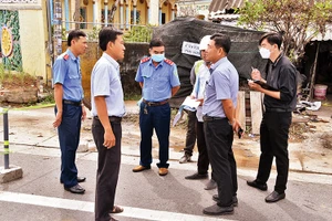 Lực lượng chức năng thuộc Ban An toàn giao thông tỉnh Tiền Giang kiểm tra công trình trên Quốc lộ 1 thuộc địa bàn tỉnh Tiền Giang.