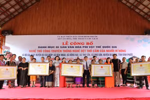 Đại diện các xã nhận Quyết định của Bộ Văn hóa, Thể thao và Du lịch.