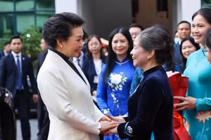Phu nhân Tổng Bí thư Nguyễn Phú Trọng đón Phu nhân Tổng Bí thư, Chủ tịch Trung Quốc Tập Cận Bình tới thăm Bảo tàng Phụ nữ Việt Nam.
