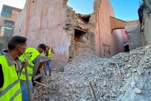 Tìm kiến nạn nhân của trận động đất. Ảnh: Reuters.